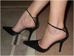 Bottines en cuir pour femme posées sur un présentoir